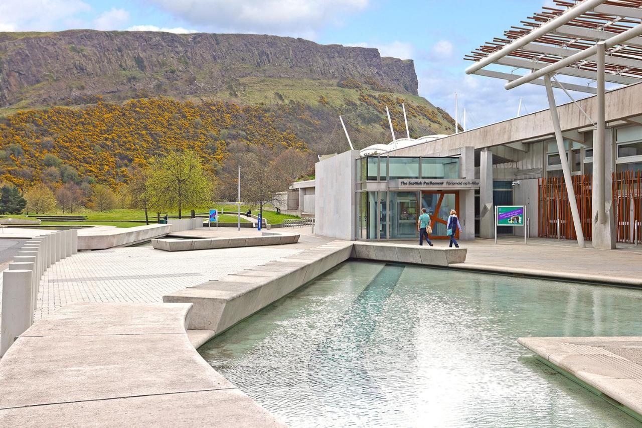 Joivy Contemporary Royal Mile Apartment With Balcony Edinburgh Ngoại thất bức ảnh